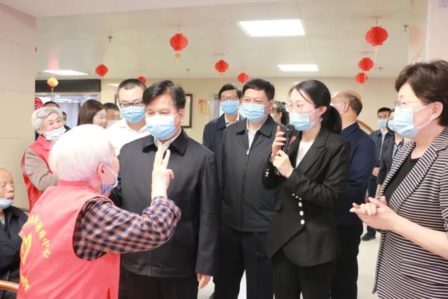 國家民政部李紀(jì)恒部長一行蒞臨福州市國德老年康養(yǎng)中心視察(圖4)