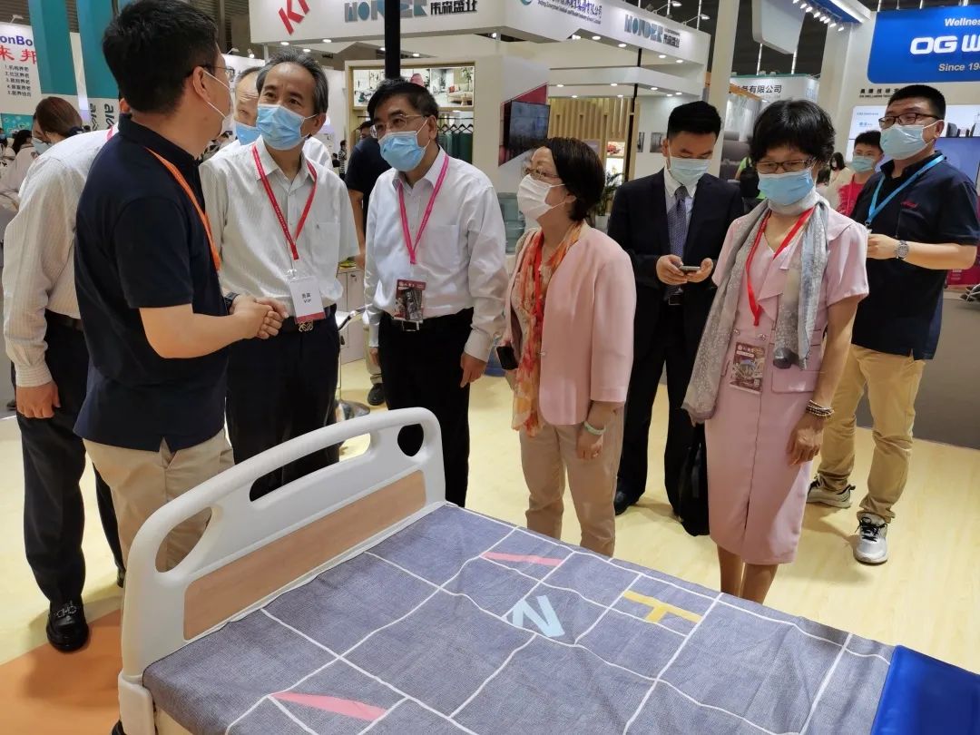 智慧養老，“智”在何處？上海市政協人資環建委開展專題考察(圖2)