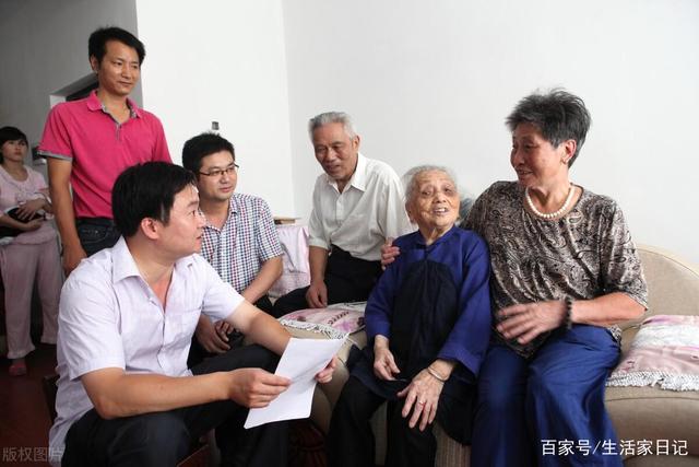 退休老人有福了！70歲老人享受養(yǎng)老金還有高齡補貼，你領取了嗎？(圖3)